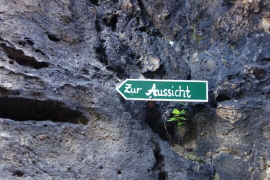 Wegweiser auf den Nonnenfelsen im Zittauer Gebirge.