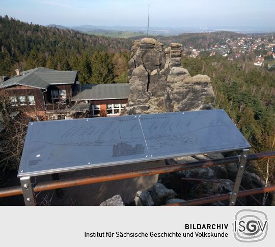 Infotafeln auf der Aussichtsplattform auf den Nonnenfelsen im Zittauer Gebirge.