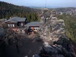 Die Gaststätte auf den Nonnenfelsen im Zittauer Gebirge.