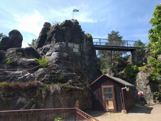 Die Aussichtsplattform auf den Nonnenfelsen im Zittauer Gebirge.