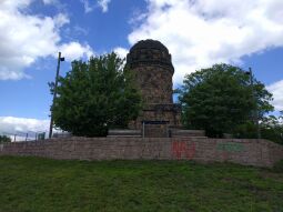 Die Bismarcksäule in Radebeul.