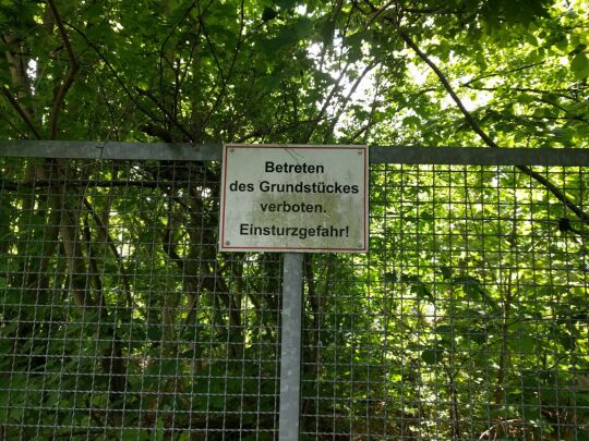 Verbotstafel an der Ruine des Tischer- oder Mäuseturms in Radebeul-Oberlößnitz.