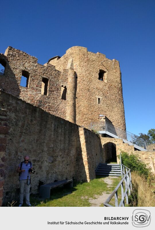 Der Wohnturm Dicker Merten der Burgruine Frauenstein im Erzgebirge.