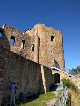 Der Wohnturm Dicker Merten der Burgruine Frauenstein im Erzgebirge.