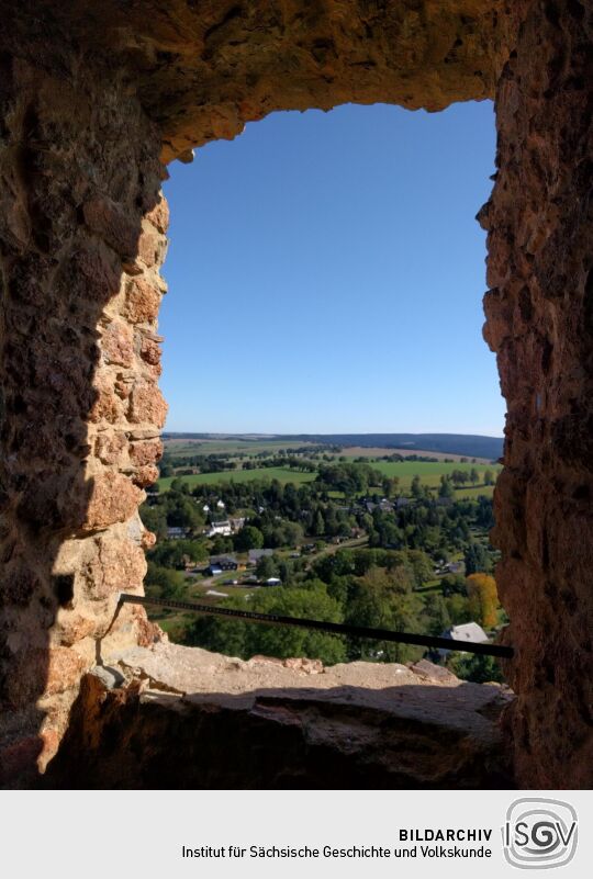 Auf der Aussichtsplattform auf dem Wohnturm Dicker Merten der Burgruine Frauenstein im Erzgebirge.