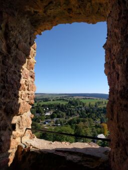 Auf der Aussichtsplattform auf dem Wohnturm Dicker Merten der Burgruine Frauenstein im Erzgebirge.