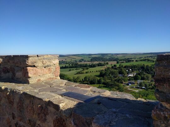 Auf der Aussichtsplattform auf dem Wohnturm Dicker Merten der Burgruine Frauenstein im Erzgebirge.