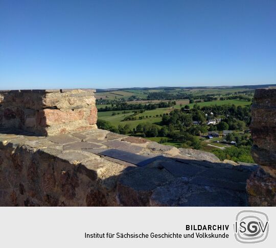 Auf der Aussichtsplattform auf dem Wohnturm Dicker Merten der Burgruine Frauenstein im Erzgebirge.