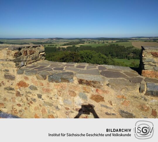 Auf der Aussichtsplattform auf dem Wohnturm Dicker Merten der Burgruine Frauenstein im Erzgebirge.