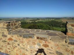 Auf der Aussichtsplattform auf dem Wohnturm Dicker Merten der Burgruine Frauenstein im Erzgebirge.