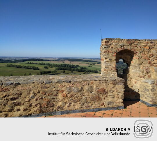 Auf der Aussichtsplattform auf dem Wohnturm Dicker Merten der Burgruine Frauenstein im Erzgebirge.