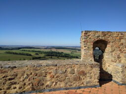 Auf der Aussichtsplattform auf dem Wohnturm Dicker Merten der Burgruine Frauenstein im Erzgebirge.