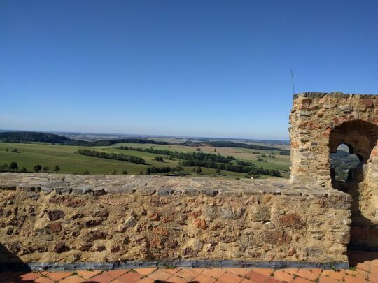 Auf der Aussichtsplattform auf dem Wohnturm Dicker Merten der Burgruine Frauenstein im Erzgebirge.