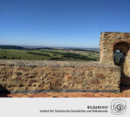 Auf der Aussichtsplattform auf dem Wohnturm Dicker Merten der Burgruine Frauenstein im Erzgebirge.