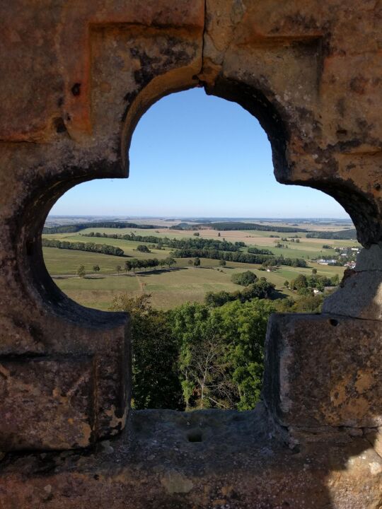 Auf der Aussichtsplattform auf dem Wohnturm Dicker Merten der Burgruine Frauenstein im Erzgebirge.