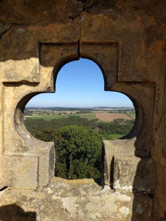 Auf der Aussichtsplattform auf dem Wohnturm Dicker Merten der Burgruine Frauenstein im Erzgebirge.