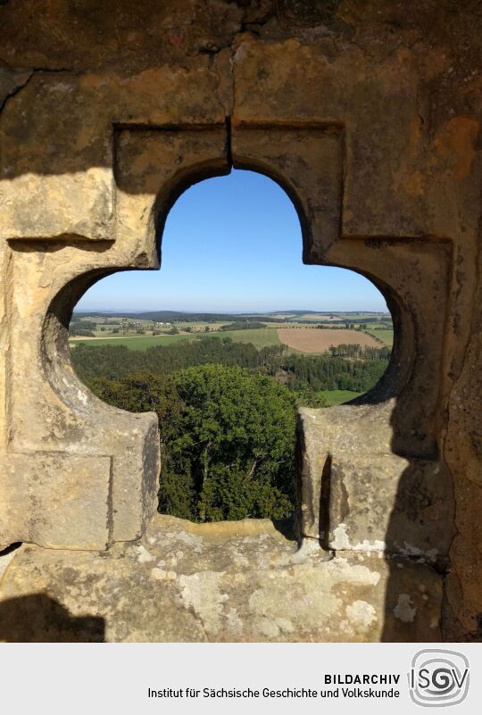 Auf der Aussichtsplattform auf dem Wohnturm Dicker Merten der Burgruine Frauenstein im Erzgebirge.