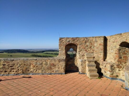 Auf der Aussichtsplattform auf dem Wohnturm Dicker Merten der Burgruine Frauenstein im Erzgebirge.