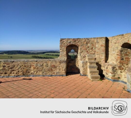 Auf der Aussichtsplattform auf dem Wohnturm Dicker Merten der Burgruine Frauenstein im Erzgebirge.