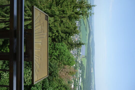 Ausblick und Orientierungsscheibe in Richtung Stadt auf der Aussichtsplattform des Aussichtsturms auf dem Scheibenberg.