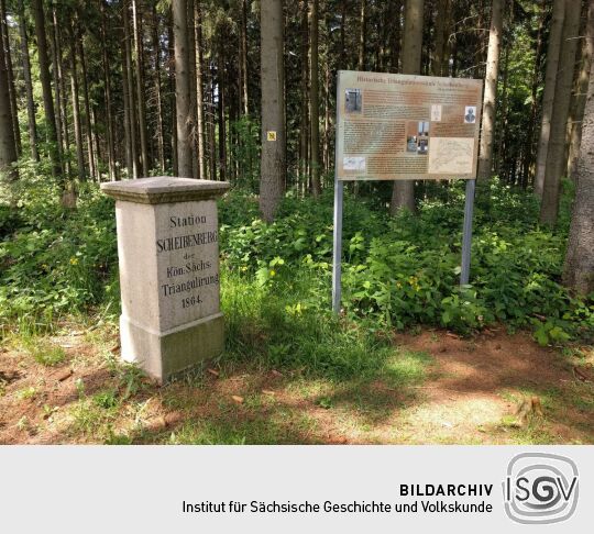 Triangulierungssäule und Infotafel der Station Scheibenberg der Königlich Sächsischen Triangulierung von 1864.