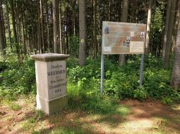 Triangulierungssäule und Infotafel der Station Scheibenberg der Königlich Sächsischen Triangulierung von 1864.