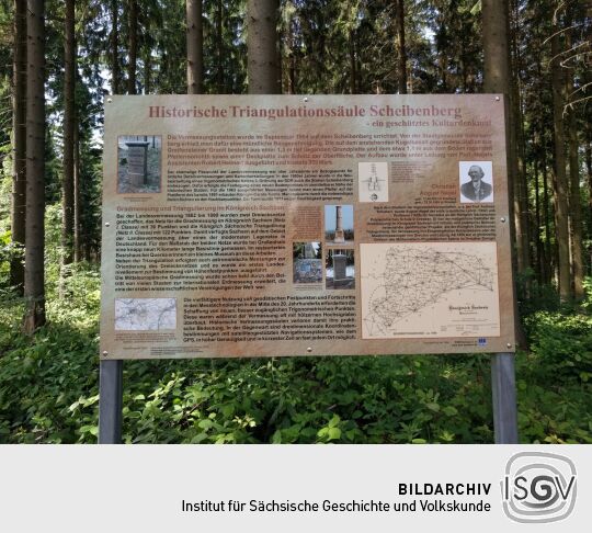 Infotafel zur Station Scheibenberg der Königlich Sächsischen Triangulierung von 1864.