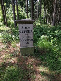 Triangulierungssäule der Station Scheibenberg der Königlich Sächsischen Triangulierung von 1864.