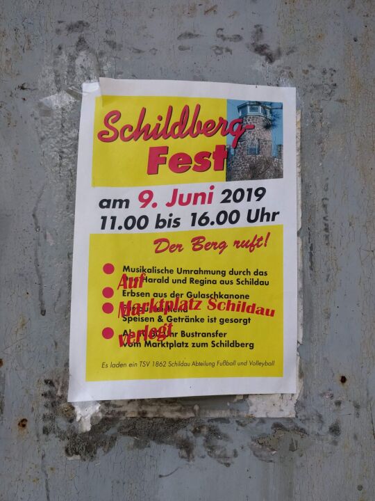 Plakat mit Hinweis auf das Schildbergfest auf dem Schildberg bei Schildau.