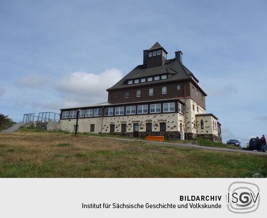 Das Schwartenberghaus mit Dachreiterturm bei Neuhausen/Erzgeb.