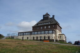 Das Schwartenberghaus mit Dachreiterturm bei Neuhausen/Erzgeb.