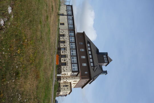 Das Schwartenberghaus mit Dachreiterturm bei Neuhausen/Erzgeb.