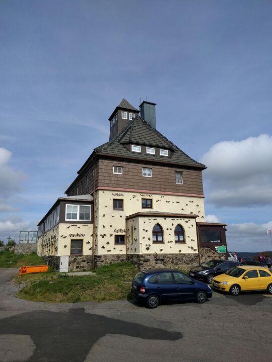 Das Schwartenberghaus mit Dachreiterturm bei Neuhausen/Erzgeb.