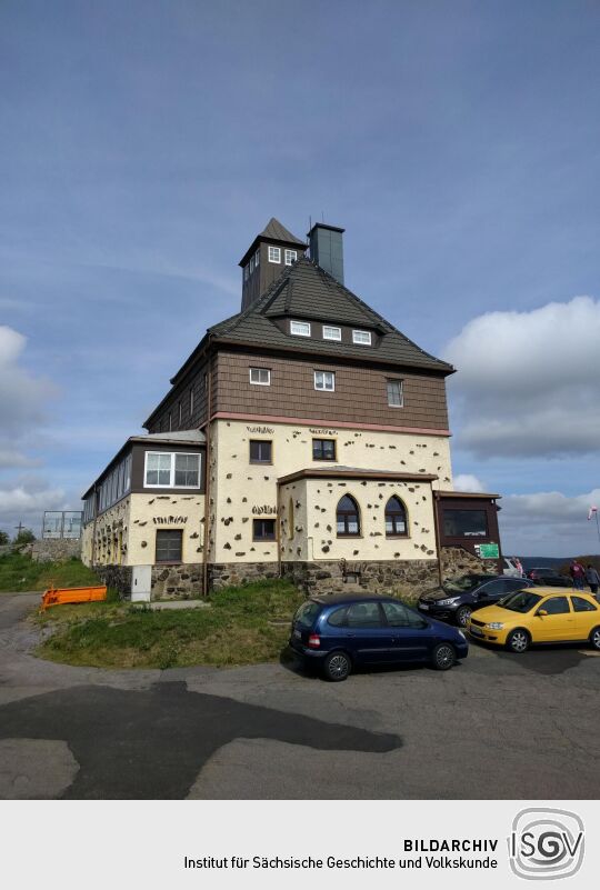 Das Schwartenberghaus mit Dachreiterturm bei Neuhausen/Erzgeb.