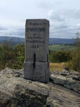 Die Messsäule Station Schwartenberg der Königlich Sächsischen Triangulierung von 1868.