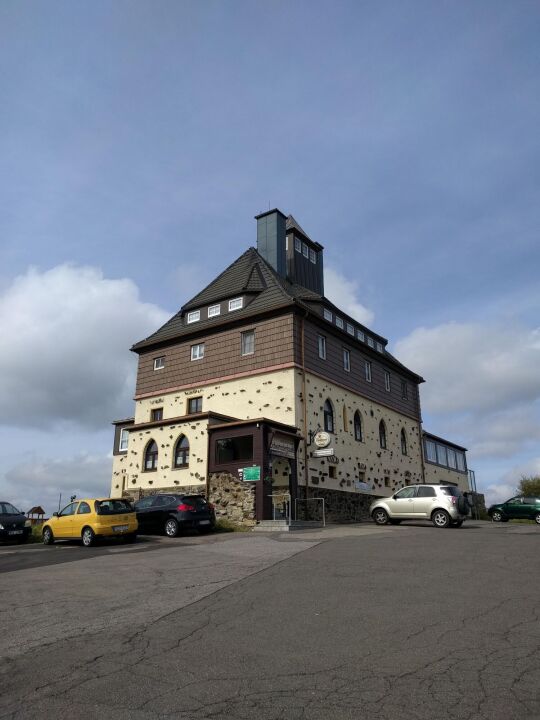 Das Schwartenberghaus mit Dachreiterturm bei Neuhausen/Erzgeb.