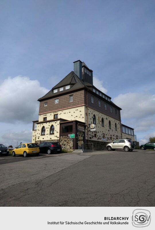 Das Schwartenberghaus mit Dachreiterturm bei Neuhausen/Erzgeb.