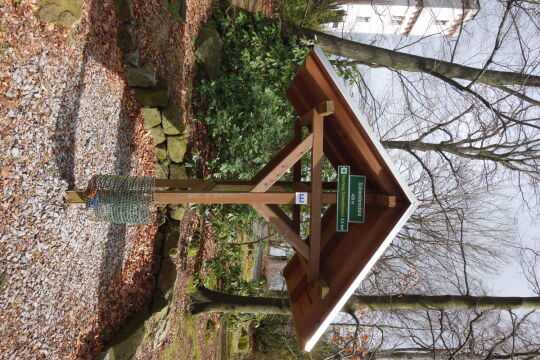 Infotafel mit Wegweiser auf dem Schwedenstein bei Steina.