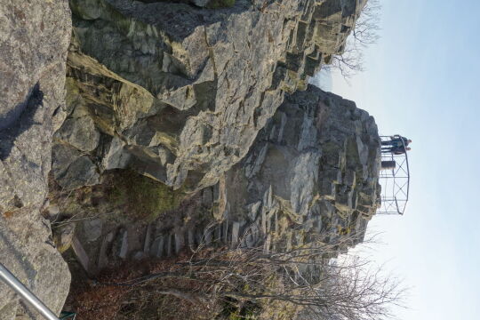 Der Gipfelfelsen mit dem Aussichtsplateau auf dem Oberoderwitzer Spitzberg.