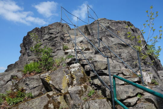 Der Aufstieg zur Aussicht auf dem zweiten Gipfelfelsen der Oberoderwitzer Spitzbergs.