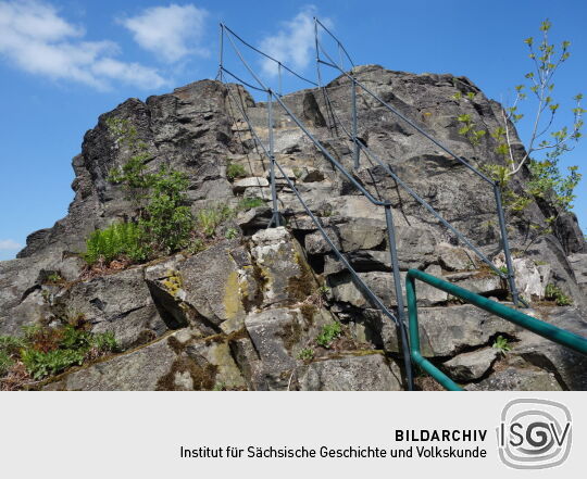 Der Aufstieg zur Aussicht auf dem zweiten Gipfelfelsen der Oberoderwitzer Spitzbergs.