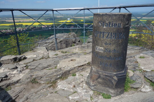 Die Messsäule Station Spitzberg der Königlich Sächsischen Triangulierung von 1864.