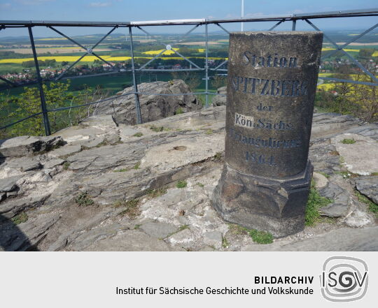 Die Messsäule Station Spitzberg der Königlich Sächsischen Triangulierung von 1864.