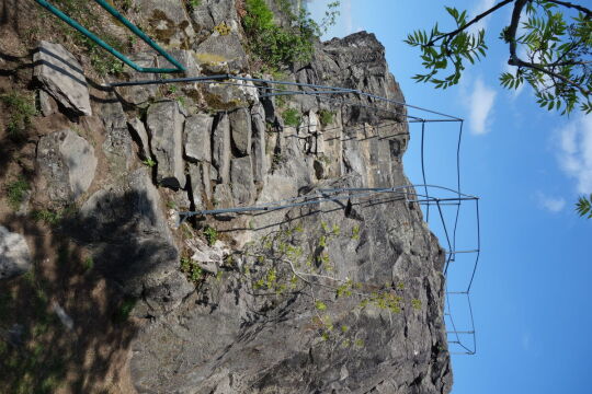 Der Aufstieg zur Aussicht auf dem zweiten Gipfelfelsen der Oberoderwitzer Spitzbergs.