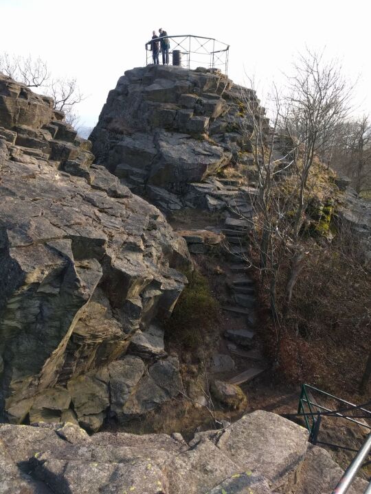 Der Gipfelfelsen mit dem Aussichtsplateau auf dem Oberoderwitzer Spitzberg.