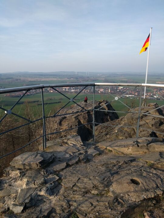 Blick vom Aussichtsplateau auf dem Gipfelfelsen des Oberoderwitzer Spitzbergs.