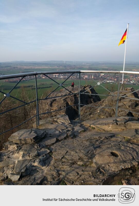 Blick vom Aussichtsplateau auf dem Gipfelfelsen des Oberoderwitzer Spitzbergs.