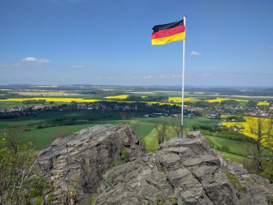 Blick vom Aussichtsplateau auf dem Gipfelfelsen des Oberoderwitzer Spitzbergs.