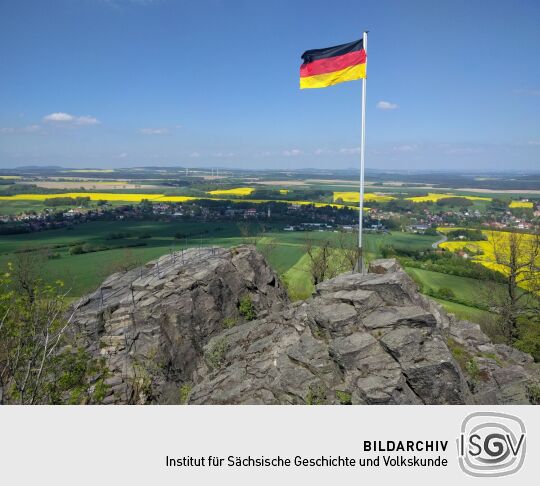 Blick vom Aussichtsplateau auf dem Gipfelfelsen des Oberoderwitzer Spitzbergs.