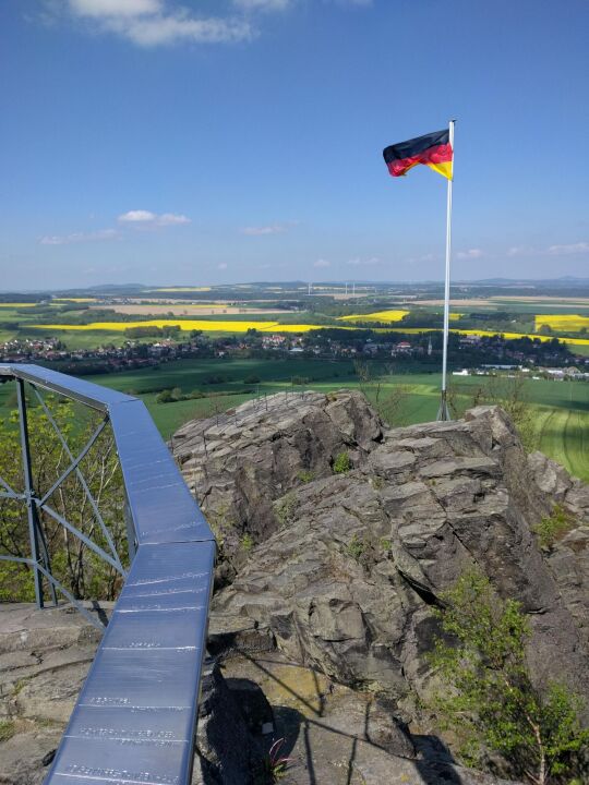 Blick vom Aussichtsplateau auf dem Gipfelfelsen des Oberoderwitzer Spitzbergs.